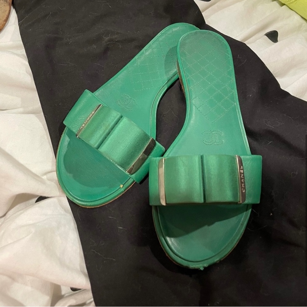 CHANEL EMERALD SANDALS - Picture 3 of 10